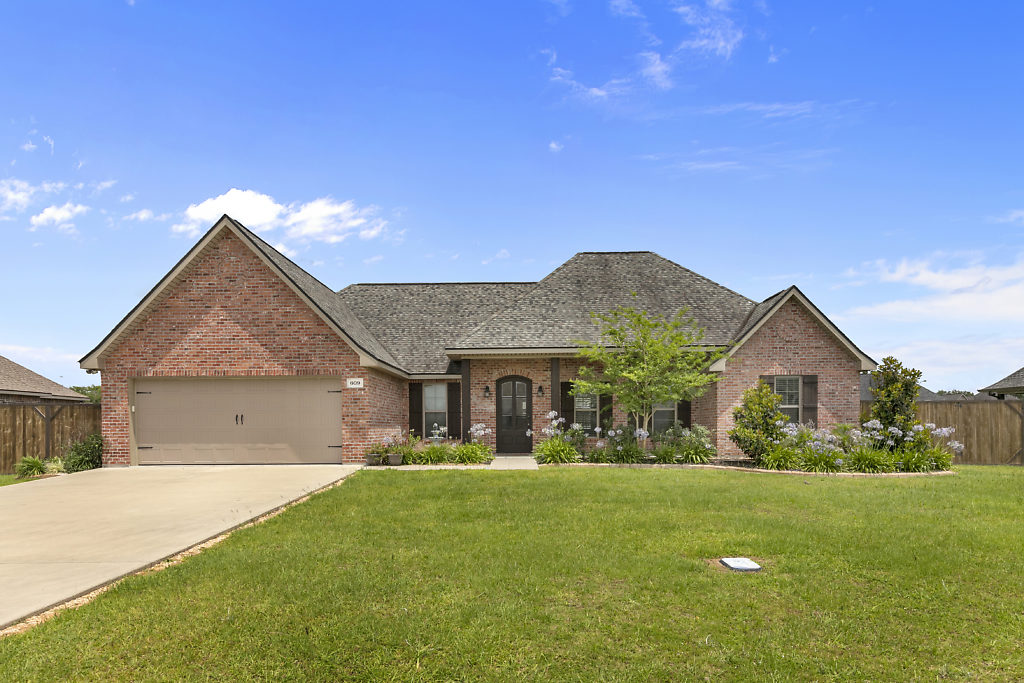609 Cedar Ridge, Iowa, LA listing